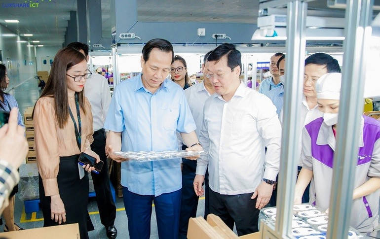 Thăm dây chuyền sản xuất linh kiện điện tử ở Khu Công nghiệp VSIP Nghệ An.