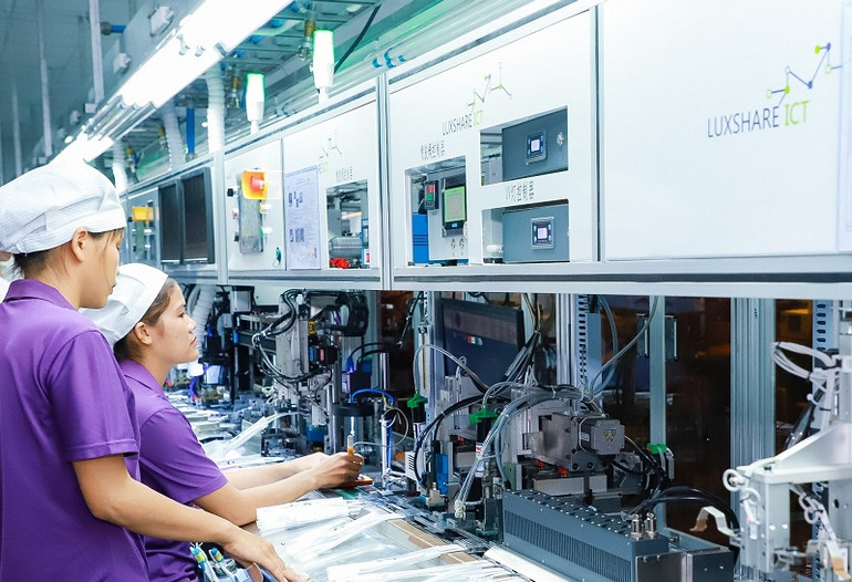 Sản xuất thiết bị điện tử của Công ty Luxshare ICT tại Khu Công nghiệp VSIP Nghệ An.