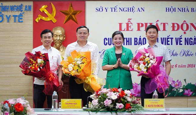 Ngành Y tế tặng hoa đại diện các cơ quan báo chí nhân kỷ niệm 99 năm ngày Báo chí Cách mạng Việt Nam.