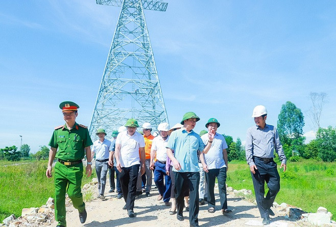Kiểm tra, đôn đốc tiến độ thi công cột điện VT 422 ở Đô Thành (Yên Thành). Kiểm tra, đôn đốc tiến độ thi công cột điện VT 422 ở Đô Thành (Yên Thành).