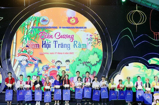 Trao quà cho các em học sinh nghèo học giỏi.