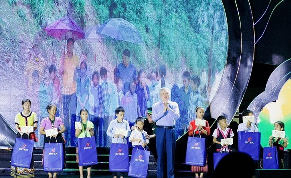 Đồng chí Nguyễn Hòa Bình trao quà cho các cháu thiếu nhi.