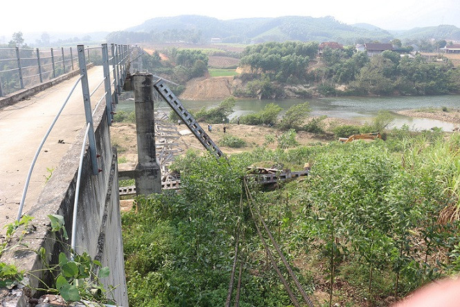 Toàn bộ cầu bị sập, chỉ còn một đoạn đường dẫn.