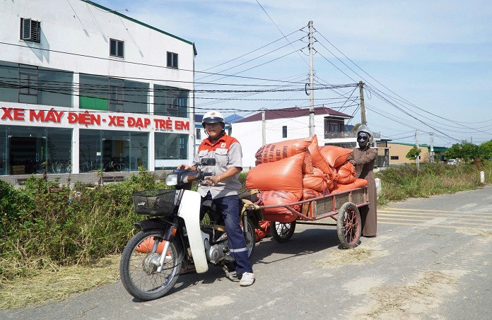 Lúa thu hoạch đến đâu, bà con bán ngay tại ruộng hay chở về nhà.