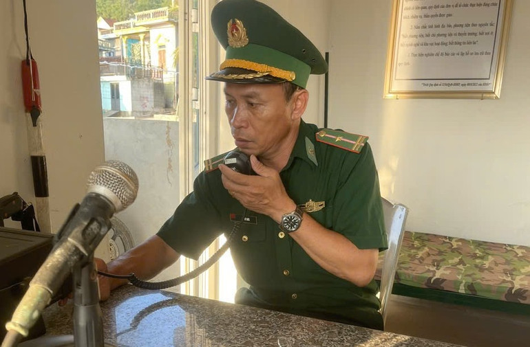 Đồn Biên phòng Quỳnh Phương thông báo thông tin tình hình bão số 3 đến các phương tiện tàu thuyền qua hệ thống Icom.