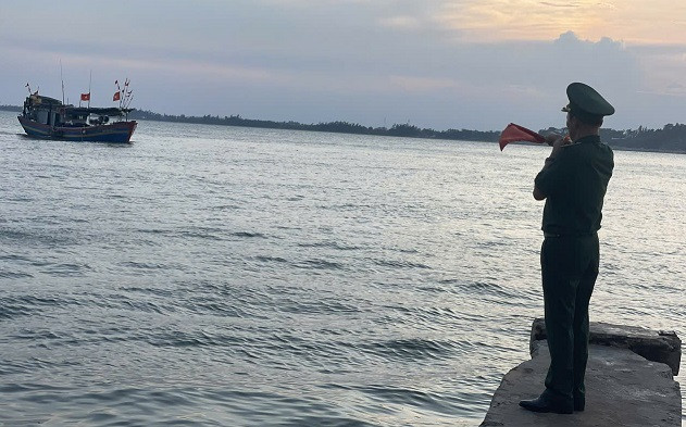 Trạm kiểm soát Lạch Cờn (đồn Biên phòng Quỳnh Phương) hướng dẫn tàu vào khu neo đậu.