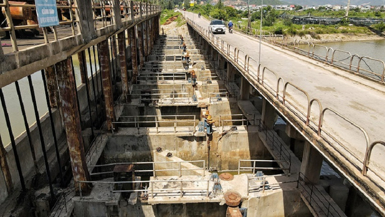 Nhiều hạng mục công trình Bara Nghi Quang bị hư hỏng, xuống cấp, công nhân phải thường xuyên tăng cường bảo dưỡng, sửa chữa. Nhiều hạng mục công trình Bara Nghi Quang bị hư hỏng, xuống cấp, công nhân phải thường xuyên tăng cường bảo dưỡng, sửa chữa.