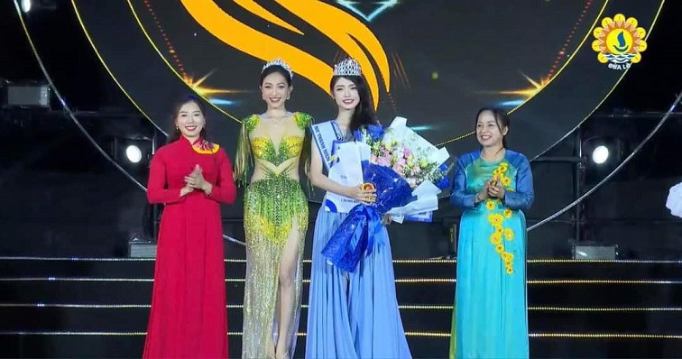 Trao phần thưởng cho thí sinh giành giải Nhất cuộc thi “Nữ thanh niên thanh lịch” năm 2024.