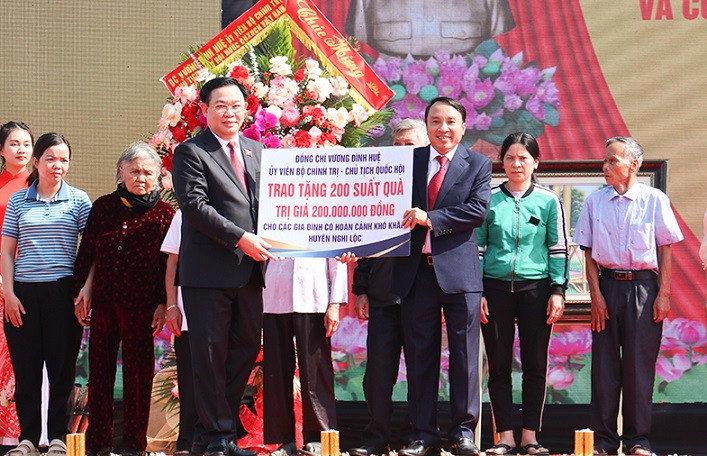 Chủ tịch Quốc hội trao tặng 200 suất quà cho hộ nghèo, gia đình chính sách huyện Nghi Lộc