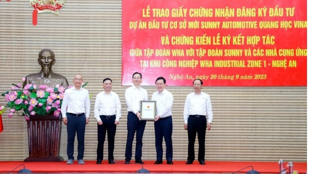 Lãnh đạo tỉnh Nghệ An trao Giấy chứng nhận đăng ký đầu tư cho nhà đầu tư FDI.