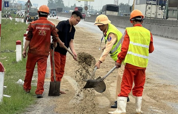 Lực lượng chức năng nhanh chóng xử lý vết dầu nhớt vãi trên Quốc lộ 1. Lực lượng chức năng nhanh chóng xử lý vết dầu nhớt vãi trên Quốc lộ 1.