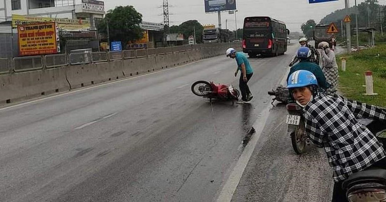 Vệt dầu nhớt vương vãi trên mặt đường đã khiến một số xe máy bị trượt ngã. Vệt dầu nhớt vương vãi trên mặt đường đã khiến một số xe máy bị trượt ngã.