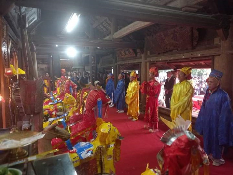 Con cháu họ Nguyễn Đình thăm tế Đức tổ ngày 29 tháng Giêng.