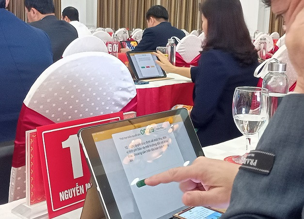 Các đại biểu bấm nút thông qua các nghị quyết chuyên đề.