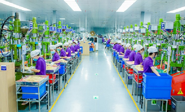 Công nhân làm việc tại nhà máy điện tử ở Khu Công nghiệp VSIP Nghệ An. Công nhân làm việc tại nhà máy điện tử ở Khu Công nghiệp VSIP Nghệ An.