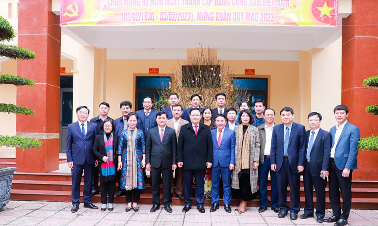 Chủ tịch Quốc hội cùng đoàn công tác chụp ảnh kỷ niệm cùng lãnh đạo huyện Nam Đàn và xã Nam Giang. (Ảnh: THÀNH DUY)