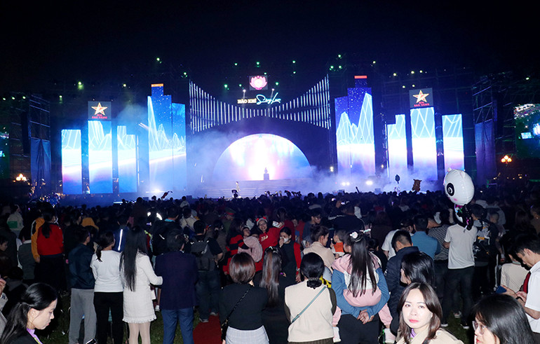 Hàng nghìn người dân ở thành phố Vinh đã đến tham dự chương trình.