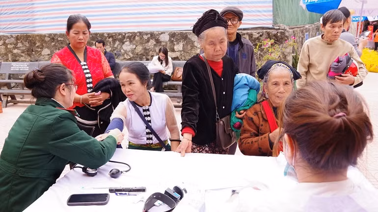 Khám và cấp thuốc miễn phí cho đồng bào.