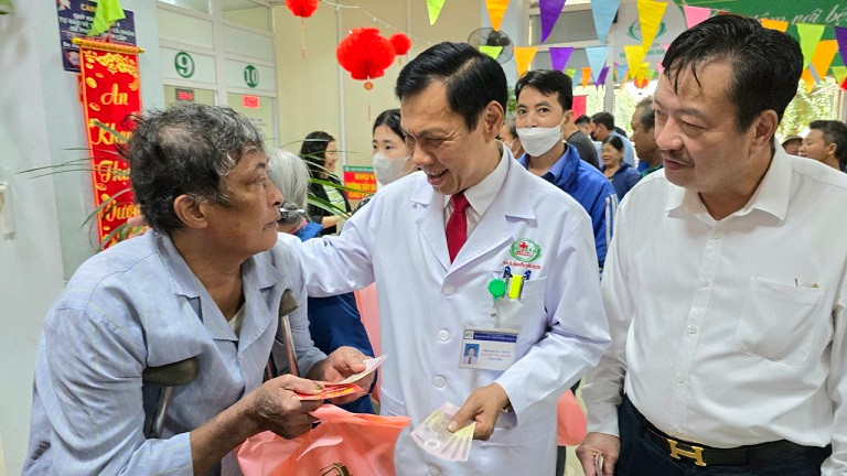 Lãnh đạo bệnh viện và nhà tài trợ mừng tuổi cho các bệnh nhân. Lãnh đạo bệnh viện và nhà tài trợ mừng tuổi cho các bệnh nhân.