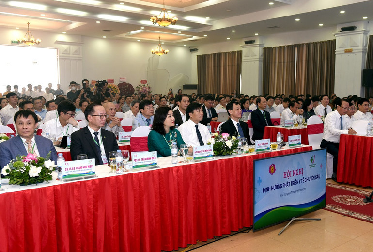 Các đại biểu và chuyên gia hàng đầu ngành Y tế tham dự Hội nghị Định hướng phát triển y tế chuyên sâu Nghệ An.