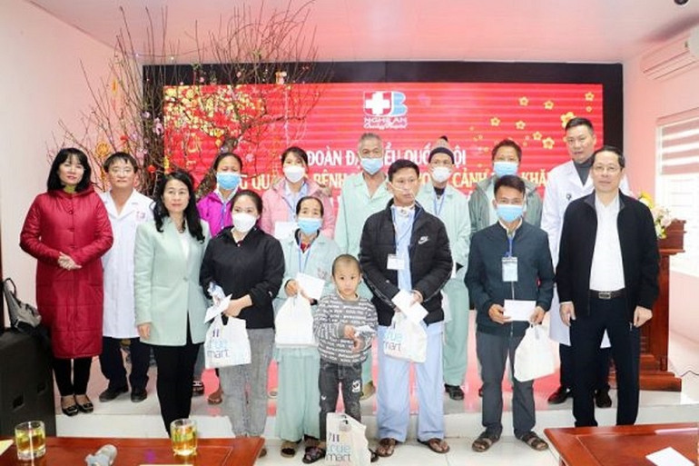 Thăm và tặng quà cho bệnh nhân đang điều trị trong dịp Tết Nguyên đán Quý Mão 2023 tại Bệnh viện U bướu Nghệ An. Thăm và tặng quà cho bệnh nhân đang điều trị trong dịp Tết Nguyên đán Quý Mão 2023 tại Bệnh viện U bướu Nghệ An.