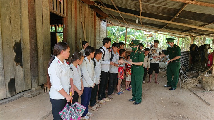 Tặng quà cho học sinh nghèo biên giới.