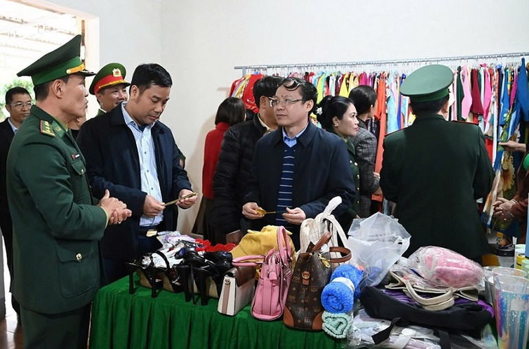 Sắp xếp vật dụng trước giờ khai trương ngôi nhà thiện nguyện ở Nhôn Mai.