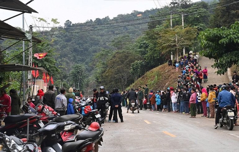 Từ sáng sớm, rất đông đồng bào đã chờ nhà thiện nguyện mở cửa để vào chọn quần áo, hàng hóa thiết yếu.