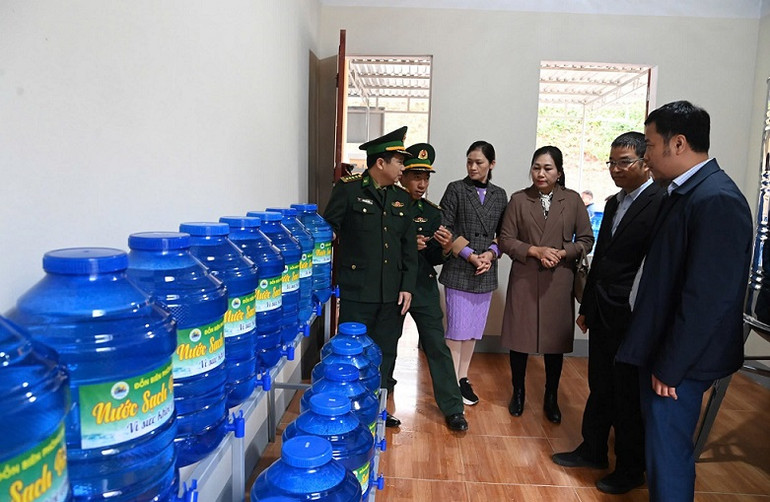 Cung cấp nước sạch miễn phí cho đồng bào và các trường học trên địa bàn Nhôn Mai.