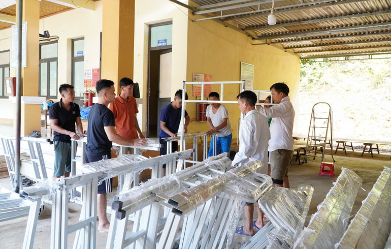 Lắp giường tầng bổ sung vào các phòng nội trú cho học sinh Nhôn Mai.