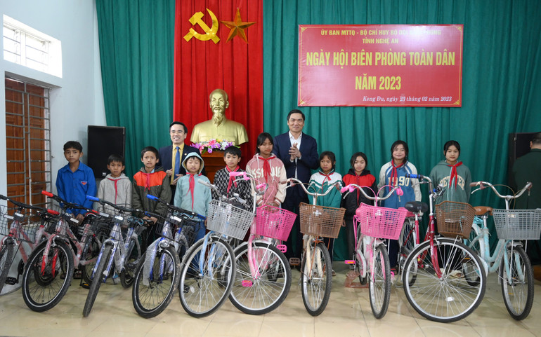 Trao xe đạp cho học sinh nghèo vượt khó.