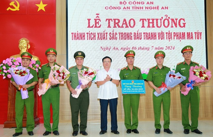 Phó Chủ tịch UBND tỉnh Nghệ An trao thưởng các đơn vị có thành tích xuất sắc trong đấu tranh với tội phạm ma túy. Phó Chủ tịch UBND tỉnh Nghệ An trao thưởng các đơn vị có thành tích xuất sắc trong đấu tranh với tội phạm ma túy.
