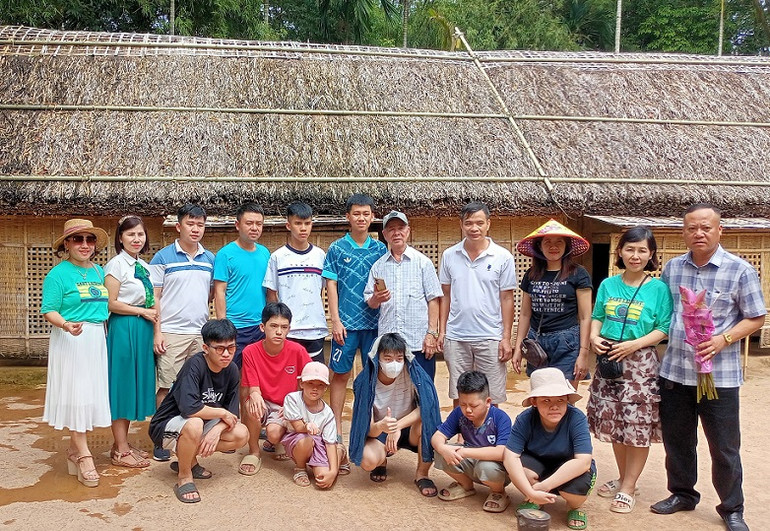 Khá đông du khách đến tham quan, chiêm bái tại Khu di tích Kim Liên.