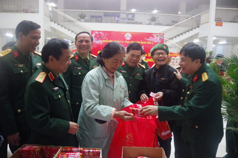 Vận động cán bộ, y bác sĩ bệnh viện tự nguyện quyên góp và tiếp nhận tài trợ từ các nhà hảo tâm để giúp bệnh nhân giảm bớt khó khăn.