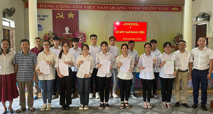 Trường Trung học phổ thông Quỳ Hợp 1 tổ chức kết nạp đảng viên cho các học sinh xuất sắc.
