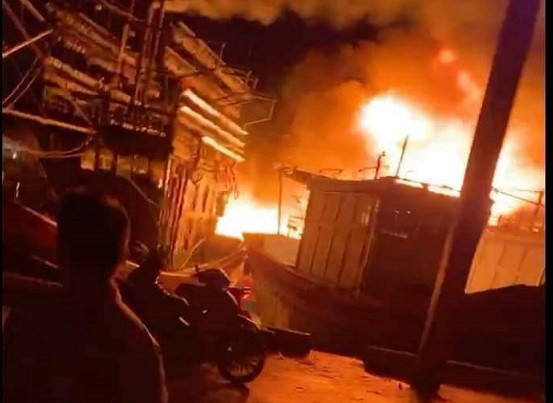 Cháy lan sang các tàu cá đang neo đậu tại cảng.