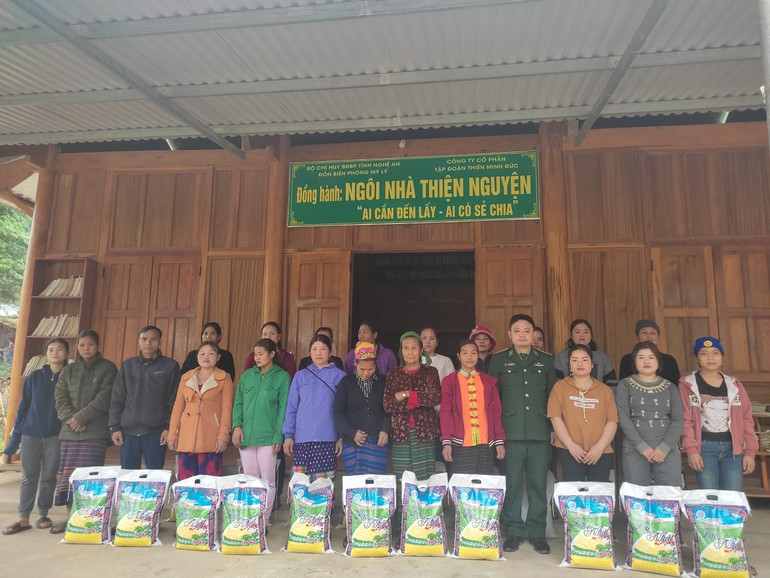 Đồn Biên phòng Mỹ Lý tặng gạo cho các hộ nghèo dịp Tết nguyên đán Quý Mão 2023.