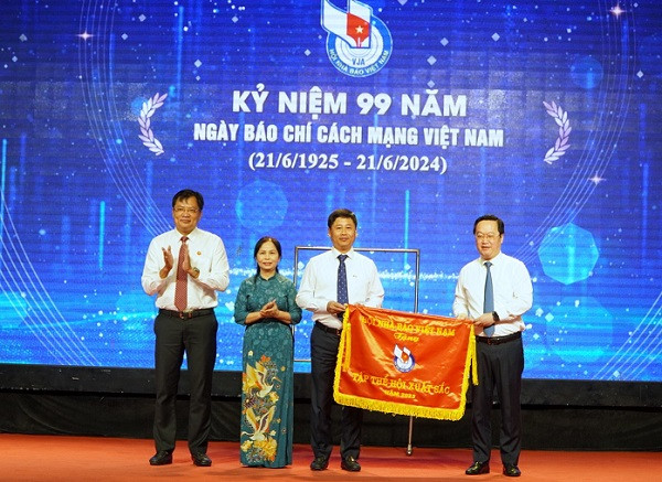 Thừa ủy quyền, Chủ tịch Ủy ban nhân dân tỉnh Nghệ An Nguyễn Đức Trung trao Cờ thi đua Tập thể xuất sắc năm 2023 của Hội Nhà báo Việt Nam tặng Hội Nhà báo tỉnh Nghệ An.