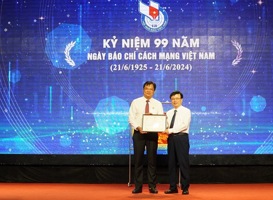 Thừa ủy quyền, Phó Chủ tịch Ủy ban nhân dân tỉnh Bùi Đình Long trao Bằng khen của Chủ tịch Hội Nhà báo Việt Nam tặng Tổng Biên tập Báo Nghệ An, Phó Chủ tịch Hội Nhà báo tỉnh Nghệ An, Ngô Đức Kiên.