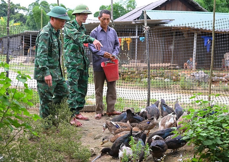 Bộ đội hướng dẫn kỹ thuật chăn nuôi bằng tiếng đồng bào.