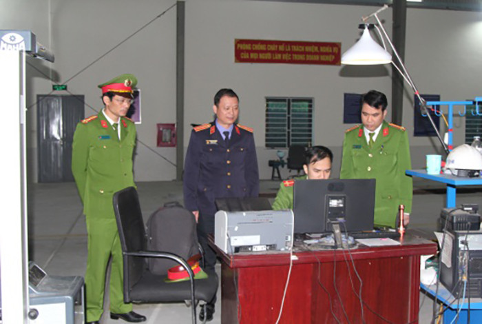 Tiến hành khám xét Trung tâm đăng kiểm xe cơ giới 37-09D.