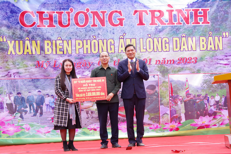 Trao quà cho đối tượng chính sách, người nghèo... huyện Kỳ Sơn.