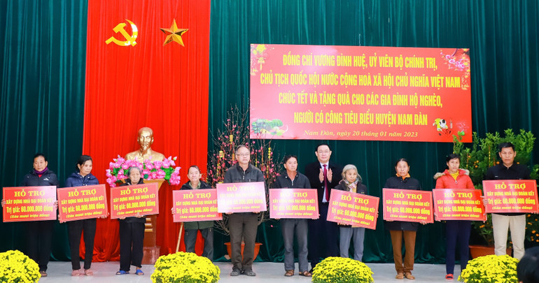 Chủ tịch Quốc hội trao hỗ trợ xây dựng 10 nhà đại đoàn kết. (Ảnh: THÀNH DUY)
