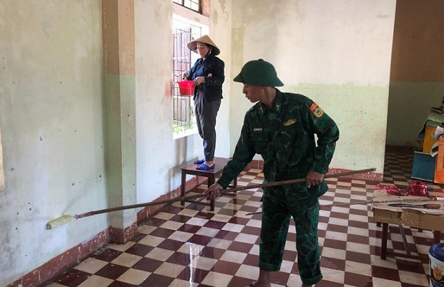 Để chuẩn bị năm học mới, cán bộ, chiến sĩ Đồn Biên phòng Ngọc Lâm giúp trường mần non sơn lại các phòng học.