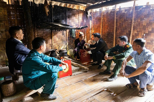 Tổ chức đến thăm, tặng quà tết cho gia đình khó khăn ở bản Chà Lằn. Tổ chức đến thăm, tặng quà tết cho gia đình khó khăn ở bản Chà Lằn.