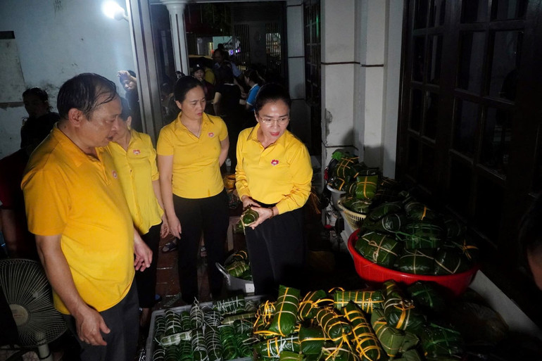 Tối ngày 10/9, Chủ tịch Ủy ban Mặt trận Tổ quốc Việt Nam tỉnh Nghệ An Võ Thị Minh Sinh đã đến thăm, động viên tiếp sức cùng bà con trên địa bàn thành phố Vinh, thức thâu đêm nấu hàng ngàn chiếc bánh chưng, bánh tét.