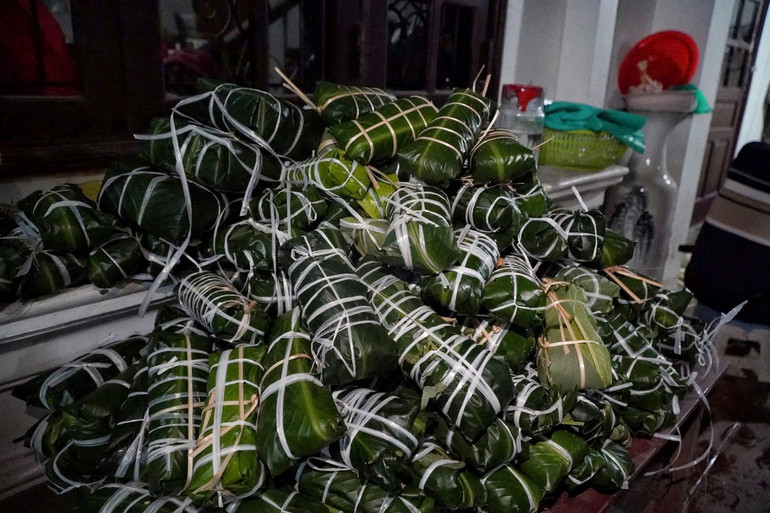 Những chiếc bánh chưng, bánh tét với tất cả tấm lòng của người dân Nghệ An gửi ra vùng bão lũ phía bắc.