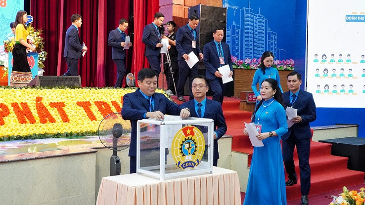 Các đại biểu bỏ phiếu bầu Ban Chấp hành Liên đoàn Lao động tỉnh Nghệ An khóa 19.