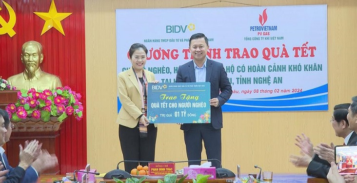 Ngân hàng BIDV Việt Nam trao 1 tỷ đồng cho Ủy ban Mặt trận Tổ quốc tỉnh Nghệ An.