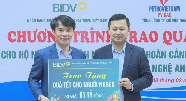Ngân hàng BIDV Việt Nam trao một 1 tỷ đồng cho Mặt trận Tổ quốc huyện Diễn Châu để chăm lo Tết cho những gia đình chính sách, hộ nghèo.